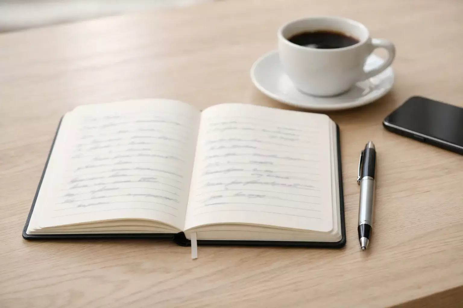 Carnet de notes ouvert avec stylo pour suivi des performances de paris