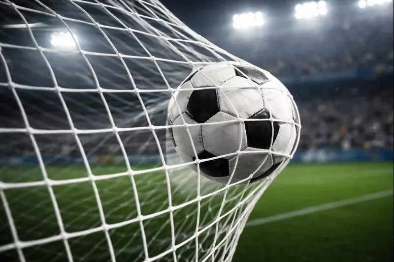 Filet de but de football avec ballon entrant