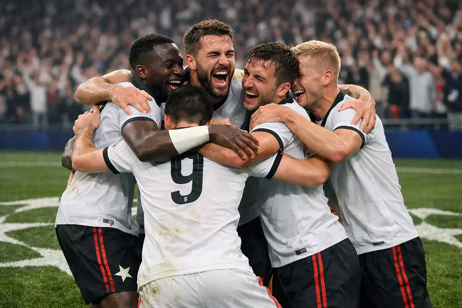 Équipe de football célébrant un but en Ligue des Champions